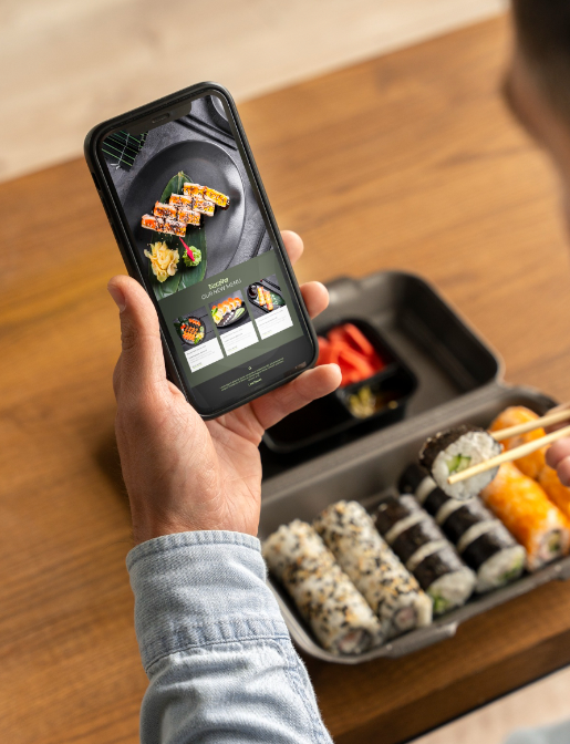 17-lifestyle-people-ordering-sushi-home